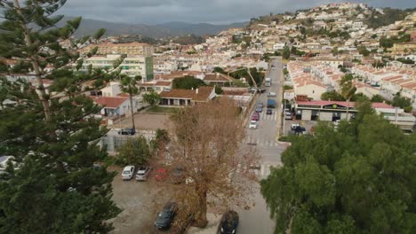 Paisaje-De-Pueblo-Costero-En-Malaga,-Mostrando-Calles,-Edificios-Y-Callejones