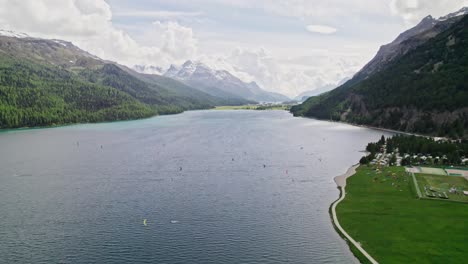 Lago-Silvaplana,-Suiza,-Un-Popular-Destino-Turístico-Para-Practicar-Deportes-Acuáticos-Como-Kitesurf,-Windsurf-Y-Kayak