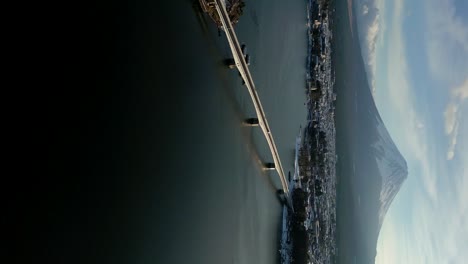 Vertikale-Drohnen-Filmaufnahme-Des-Fuji-Am-Kawaguchiko-See