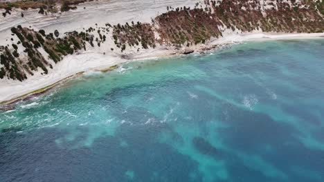 Drohnenblick-über-Klippen,-Das-Mittelmeer,-Türkisfarbenes-Wasser-Auf-Der-Insel-Malta