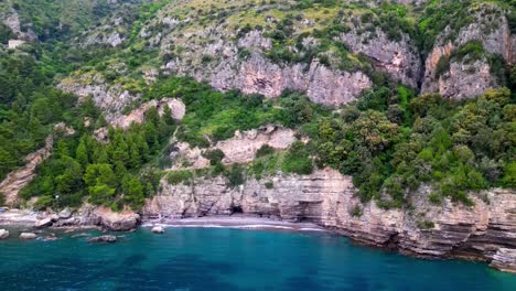 Vista-Aérea-De-La-Costa-De-Amalfi,-Famoso-Destino-De-Vacaciones-En-Italia---Disparo-De-Drones