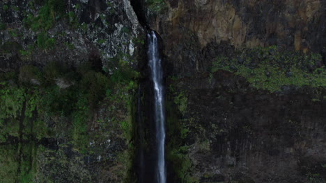 Erleben-Sie-Eine-Einzigartige-Luftperspektive-Des-Wasserfalls-Auf-Der-Klippe-Von-Madeira-Vom-Miradouro-Do-Véu-Da-Noiva-Aus-Mit-Drohnenaufnahmen