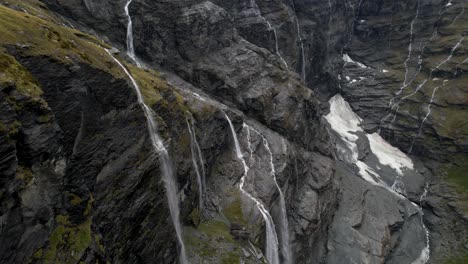 Spektakulärer-Drohnenschuss-über-Der-Wasserfallwand