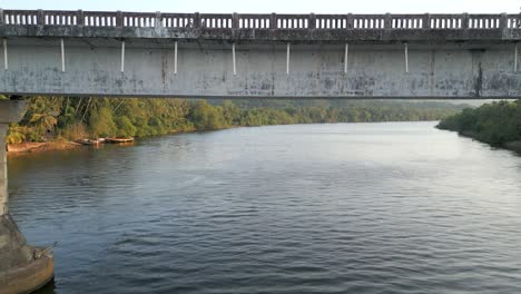 Nerur-Paar-Bridge-Am-Karl-River-Schwelgen-Drohnenschuss