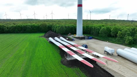 Partes-De-La-Turbina-Eólica-En-El-Suelo-Durante-La-Construcción-En-Un-Parque-Eólico-En-La-Baja-Austria,-Austria