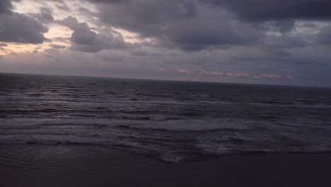 Unglaubliches-Luftpanorama-Des-Sonnenaufgangs-Am-Strand-Von-Itanhaem-In-Brasilien,-4K-Drohne