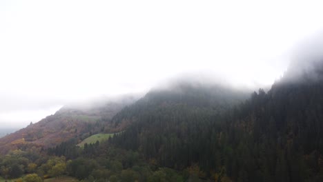 Filmische-Luftaufnahme-Der-In-Den-Wolken-Verborgenen-Bergklippen,-Aufnahme-Am-Frühen-Morgen-Im-Herbst