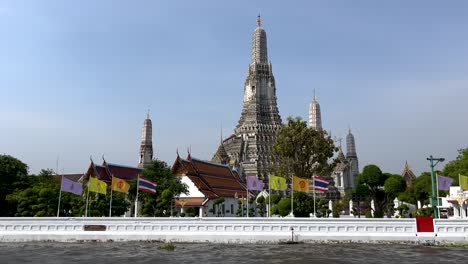Templo-Budista-Wat-Arun-En-Bangkok,-Tailandia