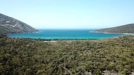 Drone-Filmando-Wineglass-Bay,-Tasmania