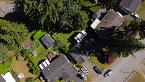 Eine-Atemberaubende-Luftaufnahme-Eines-Luxuriösen-Vorstadtviertels-In-Surrey,-British-Columbia,-Mit-Weitläufigen-Anwesen-Mit-üppigen-Grünen-Rasenflächen-Und-Hohen-Bäumen