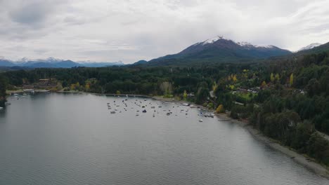 Luftaufnahme-über-Den-See-Nahuel-Huapi-In-San-Carlos-De-Bariloche-Mit-Einer-Gruppe-Von-Booten,-Die-An-Der-Küste-Festmachen
