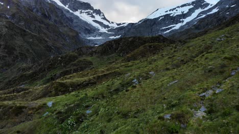 Wunderschöne-üppige-Landschaft-In-Den-Malerischen-Neuseeländischen-Bergen,-Luftaufnahmen
