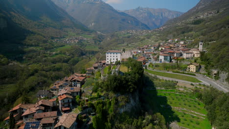 Vista-Panorámica-Aérea-De-Pueblos-Medievales-Cerca-Del-Lago-Tenno-En-La-Provincia-De-Trento,-Trentino-Alto-Adige,-Italia