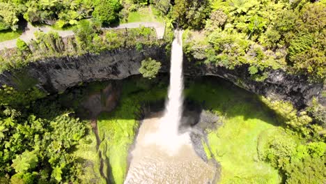 Aerial-reveal-of-breathtaking-Bridal-Veil-Falls