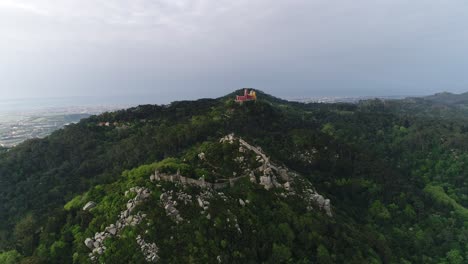 Serra-De-Sintra-Mit-Dem-Pena-Palast-Und-Der-Maurischen-Burg-Auf-Dem-Gipfel-Des-Berges,-Luftaufnahme