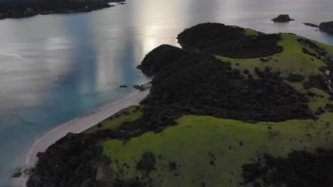 Drone-Inclinándose-Desde-La-Cima-De-La-Montaña-De-La-Isla-Urupukapuka-Hasta-Todo-El-Paisaje-Marino