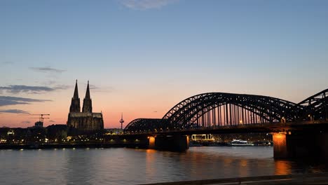 Köln-In-Der-Nacht-Wunderschön-Beleuchtete-Brücke-Und-Dom