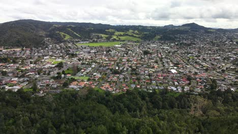 Luftaufnahme-Von-Whangarei-Stadthäusern-Und--gebäuden-Mit-Malerischem-Bergblick-In-Neuseeland