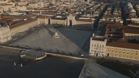 Flächendrohnenaufnahmen-Des-Historischen-Zentrums-Praca-Do-Comercio-Stadtplatz-In-Lissabon,-Portugal,-Gefilmt-Bei-Sonnenuntergang