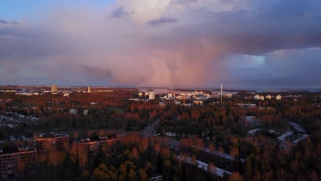 Dramatische-Gewitterwolken-über-Espoo,-Finnland