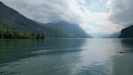 Majestuosos-Alpes-Suizos,-Paisaje-Alpino-Revelado-Mientras-Un-Dron-Se-Cierne-Sobre-El-Lago