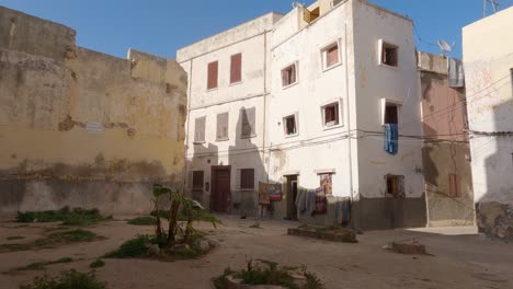 Quiet-corner-in-Medina,-apartment-building-in-background