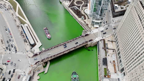 Traffic-and-ferries-on-the-Chicago-river,-on-Saint-Patrick´s-day---Aerial-view