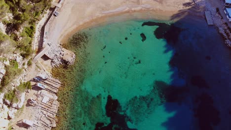 Drone-Por-Pequeña-Playa-En-Ibiza