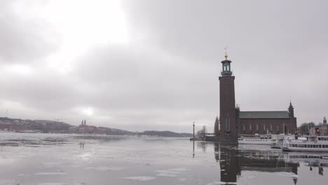 Vista-Panorámica-Del-Ayuntamiento-De-Estocolmo-En-El-Extremo-Oriental-De-La-Isla-De-Kungsholmen,-Estocolmo,-Suecia