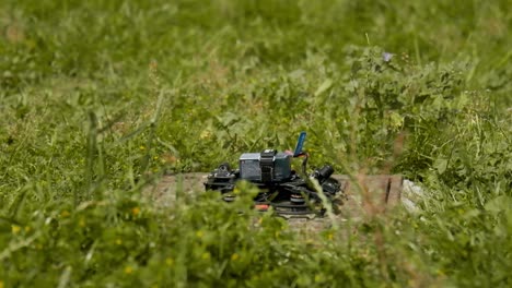 FPV-Drohne,-Die-Von-Einem-Wunderschönen-Grünen-Gras-Abhebt