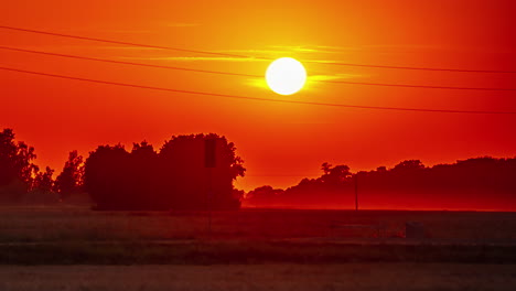 Zeitraffer-Eines-Wunderschönen-Farbigen-Sonnenuntergangs-über-Dem-Feld