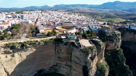 Atemberaubende,-Freiliegende,-An-Einer-Klippe-Gelegene,-Idyllische-Historische-Stadt-Ronda,-Spanien