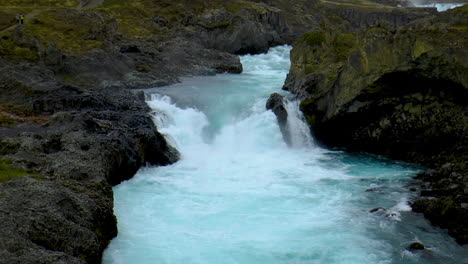 Zeitlupenaufnahmen-Des-Flusses-Skjalfandafljot-Und-Seiner-Wasserfälle-In-Der-Nähe-Von-Akureyri-In-Island