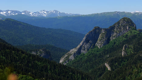 Vista-Panorámica-Del-Paisaje-De-Los-Valles-Y-Bosques-De-Las-Montañas-Del-Cáucaso,-En-Una-Tarde-Soleada