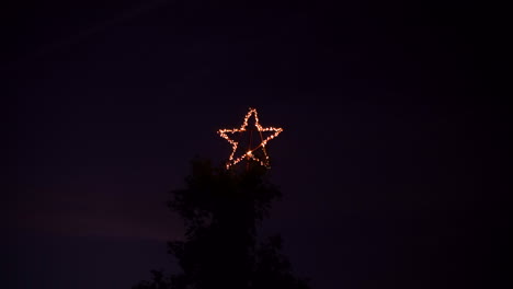 Gran-Estrella-De-Navidad-En-Un-Gran-árbol-En-La-Noche