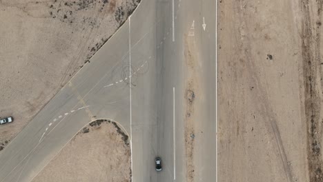 Das-Elektroauto-Kia-EV6-Fährt-Auf-Einer-Verlassenen-Flughafenautobahn-In-Der-Wüste-Israels