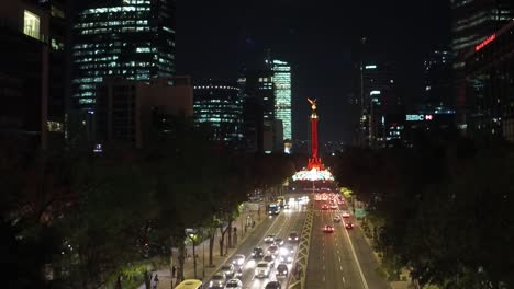 Tráfico-De-La-Famosa-Avenida-En-La-Ciudad-De-México-Iluminada-Por-La-Noche