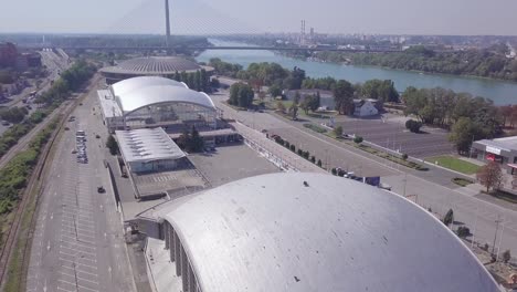 Unglaubliche-4K-Eröffnungsluftaufnahme-Der-Belgrader-Messe-Und-Der-Ada-Brücke