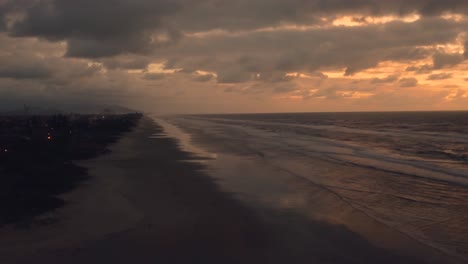 Atemberaubende-Panorama-Drohnenaufnahme-Eines-Wunderschönen-Strandes-Und-Sonnenaufgangs-In-Brasilien