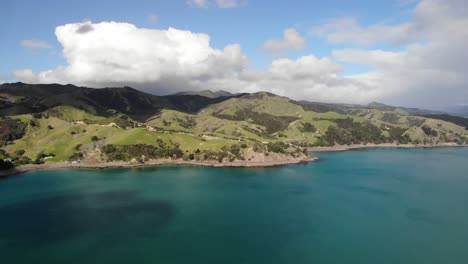 Aerial-dolly-in-slowly-towards-the-coast-of-Kereta,-Coromandel-peninsula-in-New-Zealand