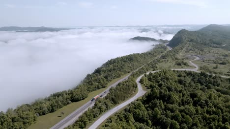 Clouds-and-fog-along-with-traffic-on-Interstate-75-near-Jellico,-Tennessee-in-the-Cumberland-Mountains-with-drone-video-moving-down