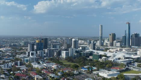 Toma-Aérea-Volando-Sobre-El-Extremo-Oeste-Mirando-Hacia-La-Ciudad-De-Brisbane-Y-El-Parque-Musgrave-Del-Extremo-Oeste-En-Tiro