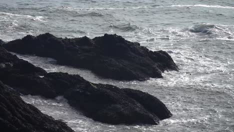 Meereswellen-Schlagen-Gegen-Schroffe-Schwarze-Felsen
