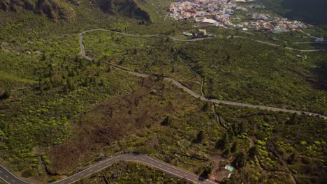 Atemberaubende-Luftaufnahme-Des-Tals-Mit-Kurvenreicher-Straße-In-Santiago-Del-Teide