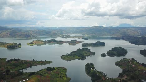 Vista-Of-Islets-On-Lake-Bunyonyi-With-Beautiful-Clouds-During-Summer-In-Uganda,-Africa