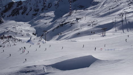 Luftaufnahme,-Die-Eine-Menge-Skifahrer-Im-Verschneiten-Skigebiet-An-Einem-Schönen-Sonnigen-Tag-In-Österreich-Zeigt