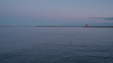 Es-Wurde-Ein-Einspielclip-Eines-örtlichen-Kommerziellen-Roten-Fischerboots-Aufgezeichnet,-Das-Am-Späten-Nachmittag-Von-Der-Nordsee-In-Den-Hafen-Zurückkehrte,-Dicht-Gefolgt-Von-Einem-Rudel-Seevögel