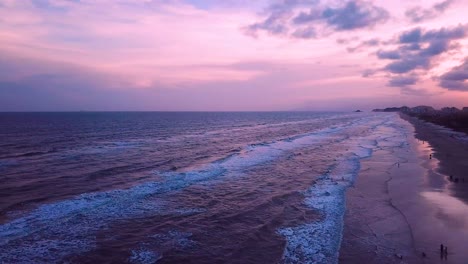 Panorama-Drohnenaufnahme-Des-Abends-Am-Strand-In-Brasilien,-Tolle-Farbe