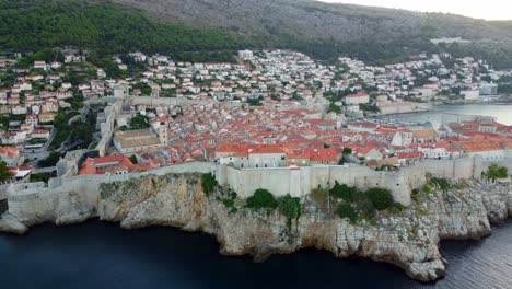 Casco-Antiguo-De-Dubrovnik-Y-Alrededores-Al-Atardecer-Antena