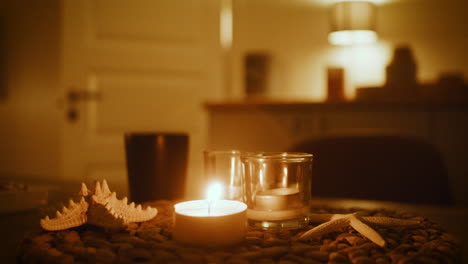 Romantische-Abendatmosphäre-Mit-Kerzenlicht-Im-Skandinavischen-Cottage-Zimmer,-Nordische-Dekorationsidee
